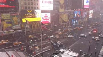 Imágenes de EarthCam muestran movimiento en la zona de Times Square, en Manhattan.