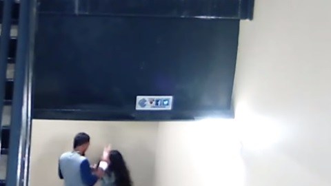 El beisbolista venezolano Danry Vásquez fue captado golpeando a su novia