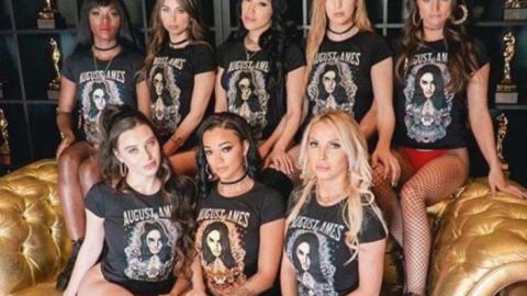 Actrices del entretenimiento adulto posan con camisetas que conmemoran a August Ames.
