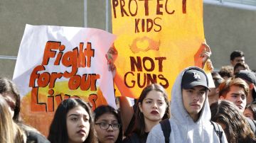 Foto de archivo de estudiantes en LA protestando para que haya un control de armas más estricto. (Aurelia Ventura/La Opinión)