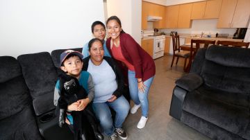 04/02/17/LOS ANGELES/New tenant Marisol Alvarado with her children Leslie Gonzalez, 16, Warren, 14, and Joel, 7, at their new 3 bedroom apartment.  Mayor Garcetti, Assemblymember Jimmy Gomez, and Jose Huizar joined officials from the East LA Community Cielito Lindo to help celebrate the grand opening of the newest constructed affordable housing and community serving retail development in Boyle Heights. After 18 months of construction, 50 families are welcomed to the brand new Cielito Lindo Apartments. (Photo Aurelia Ventura/ La Opinion)