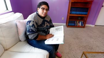 Joci Cortez, estudiante del Colegio Comunitario del Este de Los Angeles, ahora tiene un hogar estable con la ayuda de la organización Jóvenes Inc. (Aurelia Ventura/La Opinion)