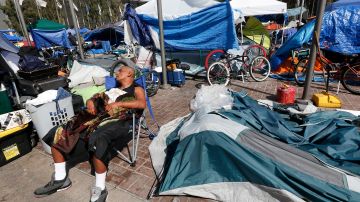 Un campamento de indigentes en Santa Ana. (Aurelia Ventura/La Opinion)