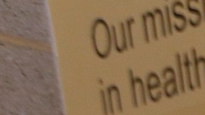 Maribel Grajeda con sus hijas Darlene y Mariyah Sancen sostiene la foto de su hijo Harvey Romero, cuyo crimen sigue sin resolverse. (Aurelia Ventura/La Opinion)