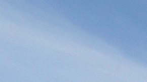 Bárbara, una indigente del Centro Cívico de Santa Ana, empaca sus pertenencias, luego que la ciudad ordenó el desalajo del lugar por parte de los aproximadamente 150 desamparados que han pernoctado ahí por varios años. (Aurelia Ventura/La Opinion)