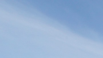 Bárbara, una indigente del Centro Cívico de Santa Ana, empaca sus pertenencias, luego que la ciudad ordenó el desalajo del lugar por parte de los aproximadamente 150 desamparados que han pernoctado ahí por varios años. (Aurelia Ventura/La Opinion)