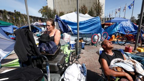 Bárbara, una indigente del Centro Cívico de Santa Ana, empaca sus pertenencias, luego que la ciudad ordenó el desalajo del lugar por parte de los aproximadamente 150 desamparados que han pernoctado ahí por varios años. (Aurelia Ventura/La Opinion)