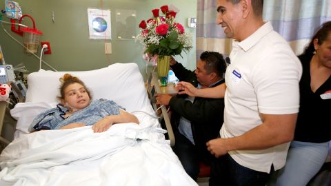 04/11/18 / LOS ANGELES/ Radio personality El Piolin visits with amputee Marisol Hernandez and husband Arturo Sanchez Gomez, at a hospital in Paramount where her diabetes is being treated. (Photo by Aurelia Ventura/La Opinion)