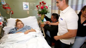 04/11/18 / LOS ANGELES/ Radio personality El Piolin visits with amputee Marisol Hernandez and husband Arturo Sanchez Gomez, at a hospital in Paramount where her diabetes is being treated. (Photo by Aurelia Ventura/La Opinion)