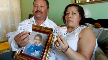 04/11/18 / LOS ANGELES/ Immigrants Oralia with husband Rodolfo Jimenez discuss how the murder of their young son, Erick Rodolfo, made it possible for them to receive legal immigration status. (Photo by Aurelia Ventura/La Opinion)