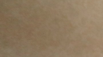 Luz Angarita muestra los recibos que se le han acumulado. / Foto: Aurelia Ventura.