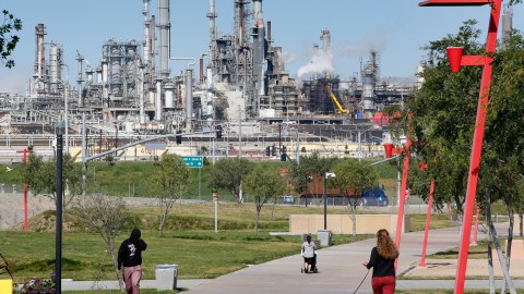 La comunidades cercanas a los puestos de Los Ángeles están muy expuestas a la contaminación. (Photo by Aurelia Ventura/La Opinion)