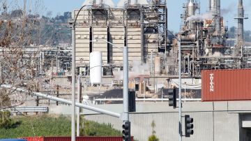 Smoke from the Wilmington refinery, one of the most polluted areas in Southern California. / El humo de las refinería de Wilmington, una de las áreas más contaminadas del sur de California.