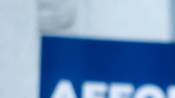 El alcalde Eric Garcetti se uno a defensores de inquilinos en un evento en apoyo al control de renta. (Aurelia Ventura/La Opinion)