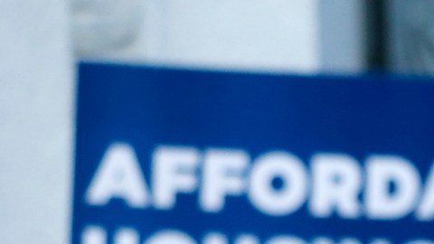 El alcalde Eric Garcetti se uno a defensores de inquilinos en un evento en apoyo al control de renta. (Aurelia Ventura/La Opinion)