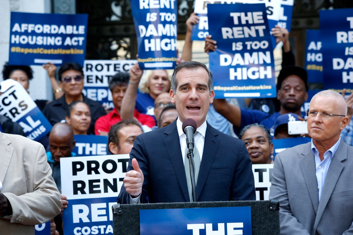 El alcalde de Los Ángeles se une a defensores del control de la renta