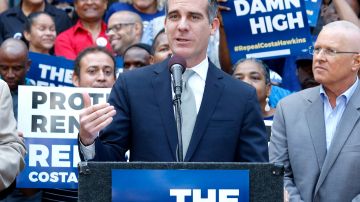 04/23/18/LOS ANGELES/ Los Angeles Mayor Eric Garcetti and Councilmember Mike Bonin joined housing advocates, labor leaders and community activists during a press conference outside Los Angeles City Hall in support of the Affordable Housing Act, which would repeal the Costa Hawkins Rental Housing Act of 1995. The advocates announced the submission of over 565,000 voter signatures throughout the 58 counties in California to place the Affordable Housing Act on the statewide November ballot.Ê (Photo by Aurelia Ventura/La Opinion)