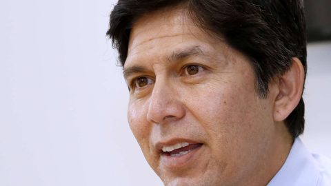 El político Kevin de León durante una visita a La Opinión. / Foto: Aurelia Ventura.