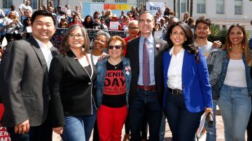 04/25/18/LOS ANGELES/(left to right) Council members David Ryu, Monica Rodriguez, Avis Ridley-Thomas, Patti Giggans, Mayor Eric Garcetti, and Councilwoman Nury Martinez, pose for a photograph at the end of a press conference outside city hall, where they gathered on Denim Day, proclaiming, ÒSexual harassment: Not on My Watch. They stood united in the message that there is no excuse and never an invitation to harass, abuse, assault or rape. (Photo by Aurelia Ventura/La Opinion)