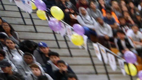 Estudiantes de la secundaria Lynwood durante el "College Signing Day". (Aurelia Ventura/La Opinion)
