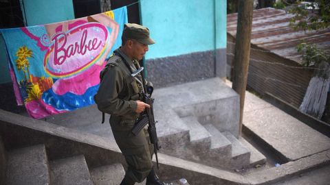 La medida de introducir militares en las calles de Guatemala fue tomada en el año 2000.