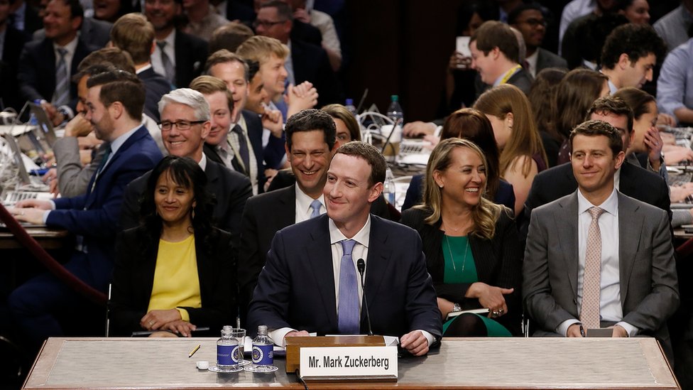 Aunque comenzó un poco nervioso, Zuckerberg se relajó tras las primeras preguntas de los senadores.
