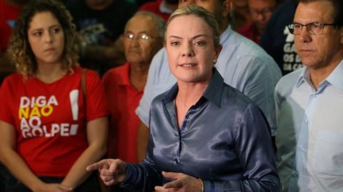 La primera en cambiarse el nombre fue la líder del PT en el Congreso, la senadora Gleisi Hoffmann.