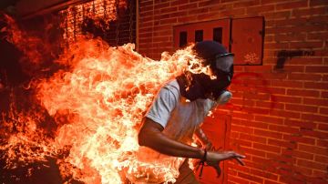 La imagen refleja un momento tenso de las protestas que tuvieron lugar el pasado año en Venezuela contra el gobierno de Nicolás Maduro.