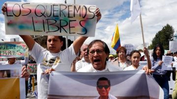 Indignaci'on en Ecuador por la ejecución de tres empleados del diario ecuatoriano El Comercio por parte de grupos criminales de narcotráfico.