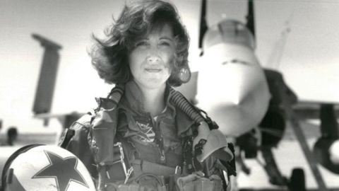 Shults voló aviones de combate para la Marina de Estados Unidos. Military Fly Moms