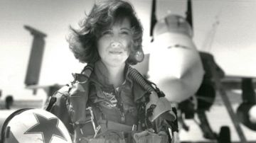 Shults voló aviones de combate para la Marina de Estados Unidos. Military Fly Moms