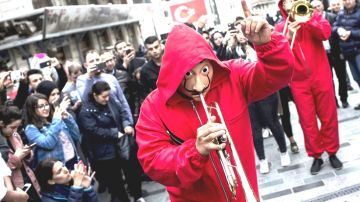 Manifestantes se visten con los trajes de la serie "Casa de Papel" en Turquía.