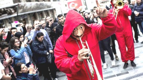 Manifestantes se visten con los trajes de la serie "Casa de Papel" en Turquía.