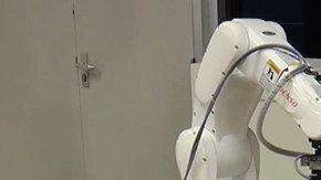 El androide creado por los investigadores de Singapur en el proceso de montaje de la silla de Ikea.