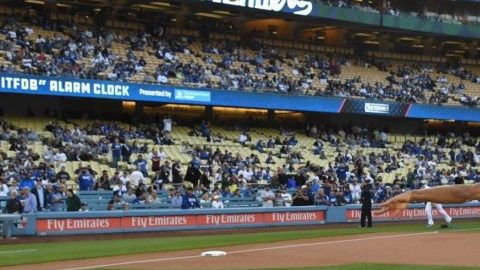 El futbolista mexicano Carlos Vela en el montículo de Dodger Stadium.