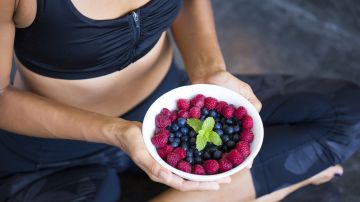 Las berries contienen una gran cantidad de agua, por lo que comerlas ayuda a sentirse satisfecho.