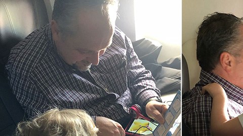 Un extraño ayuda a una mujer a calmar a sus hijos en un avión