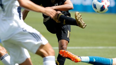 Carlos Vela, delantero del LAFC, hizo de esta forma su segundo gol contra el Galaxy en el primer derbi angelino. Fue en una causa perdida.