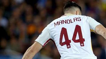 Messi disputa el esférico con el griego Kostas Manolas