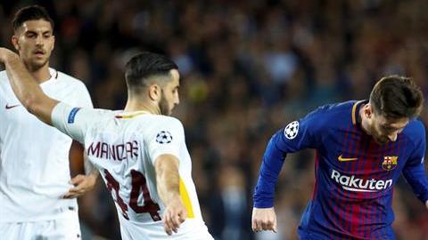 Messi en medio de defensores de Roma. EFE