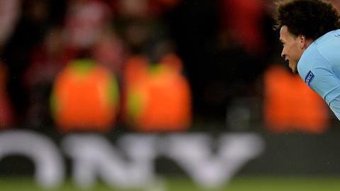 Manchester Cty cayó 3-0 ante Liverpool en la Champions League y está al borde de la eliminación