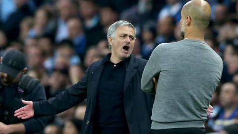 José Mourinho, técnico del Manchester United y Pep Guardiola, técnico del Manchester City