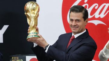 El presidente de México Enrique Peña Nieto recibió la Copa del Mundo en la residencia oficial de Los Pinos de la CDMX. (Foto: EFE/Jorge Núñez)