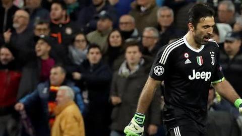 El portero de la Juventus Gianluigi Buffon tras ser expulsado por el árbitro, durante el partido contra el Real Madrid. (Foto: EFE/Kiko Huesca)