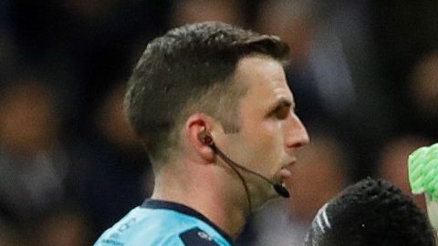 El árbitro inglés Michael Oliver tras su polémico fallo a favor del Real Madrid en Champions ante la Juventus. (Foto: EFE/JuanJo Martín)