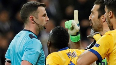 El árbitro inglés Michael Oliver tras su polémico fallo a favor del Real Madrid en Champions ante la Juventus. (Foto: EFE/JuanJo Martín)