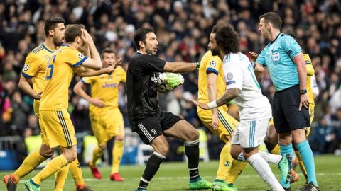 Michael Oliver marcó un polémico penal a favor del Real Madrid y expulsó a Buffon