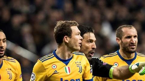 Gianluigi Buffon fue expulsado por insuñltar al árbitro