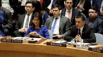 La embajadora de Estados Unidos ante la ONU, Nikki Haley, escucha la ponencia del de Bolivia Sacha Sergio Llorenty Soliz.