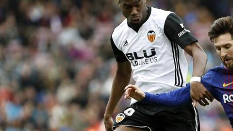 Lionel Messi disputa el esférico con Geoffrey Kondogbia